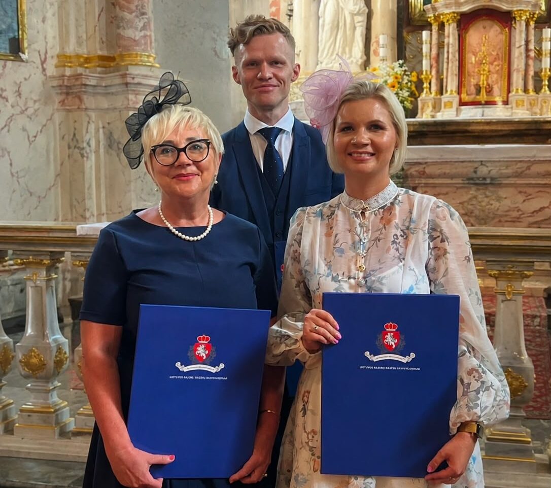 Inauguracijos į bajorus ceremonija Palėvenės šv. Dominyko bažnyčioje Loreta Stonienė (kairėje) kartu su vaikais Liudu ir Ugne. 2026 metų liepos 25 diena.